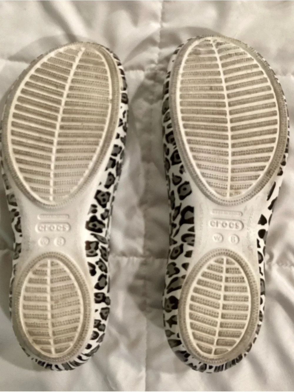 CROCS Women’s Size 8 Kadee Leopard-Print Ballet Flats in White and Black-EUC